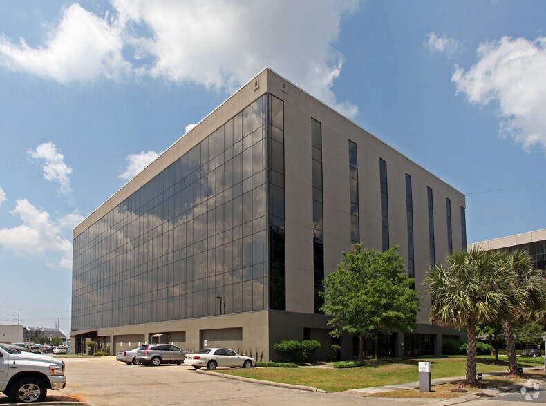 3330 W Esplanade Ave, Metairie, LA à louer - Photo principale - Image 1 de 9