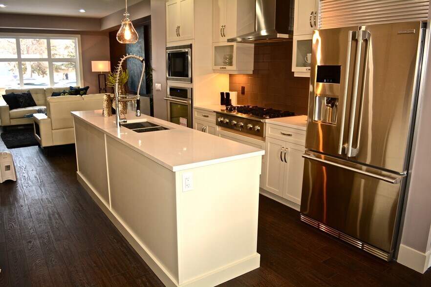 11331 76 Av NW, Edmonton, AB à vendre - Photo du bâtiment - Image 3 de 24