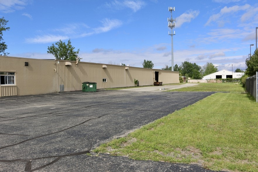 3320 Bay Rd, Saginaw, MI for lease - Building Photo - Image 2 of 2
