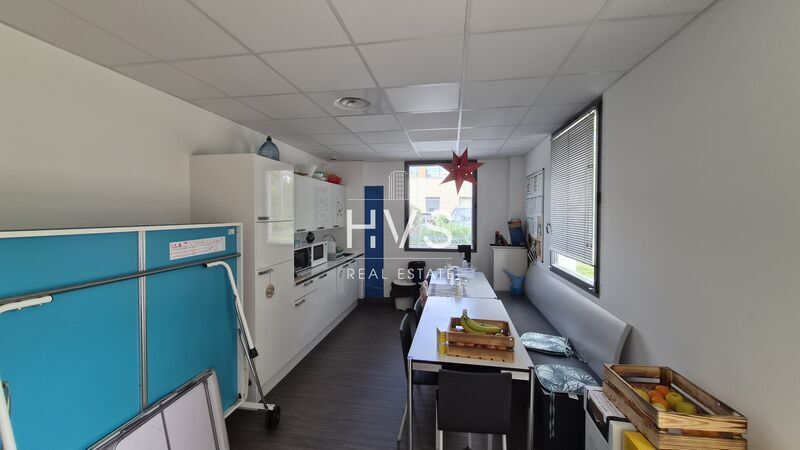 240 Rue René Descartes, Aix-en-Provence for lease Interior Photo- Image 1 of 6