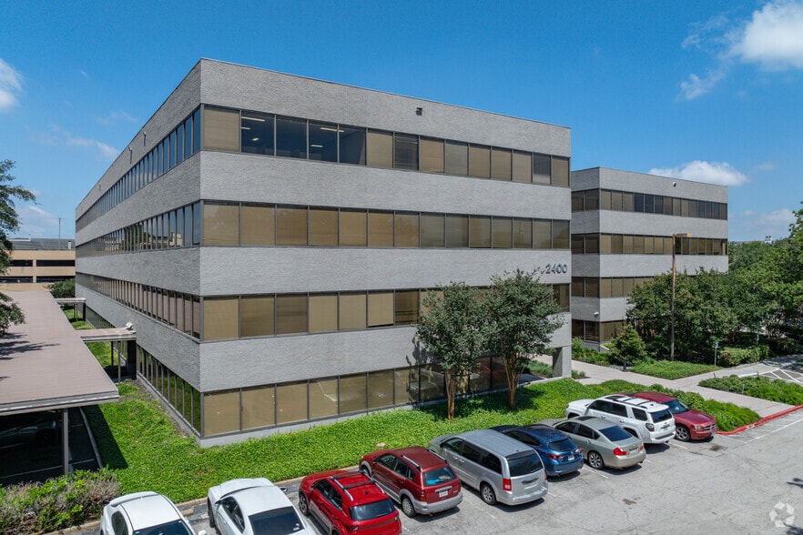 2400 Augusta Dr, Houston, TX à louer - Photo du bâtiment - Image 1 de 22