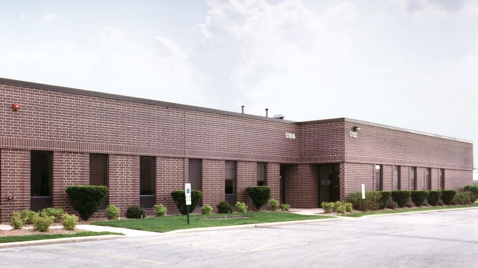 9742 W Foster Ave, Rosemont, IL for lease - Building Photo - Image 1 of 3