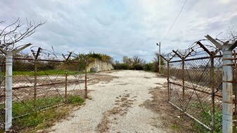 Fenced & Rocked Storage Lot (29,500 SF) - Entrepôt