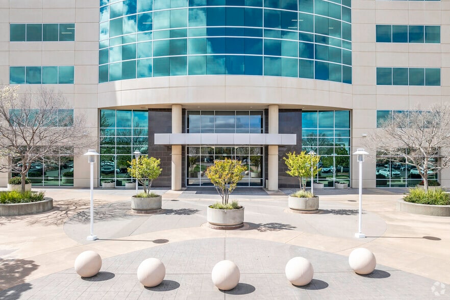 1478 Stone Point Dr, Roseville, CA à louer - Photo du bâtiment - Image 3 de 7