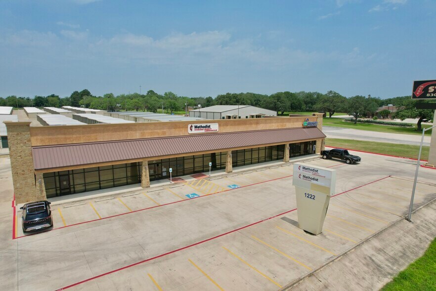 1222 W Oaklawn Rd, Pleasanton, TX for lease - Building Photo - Image 3 of 4