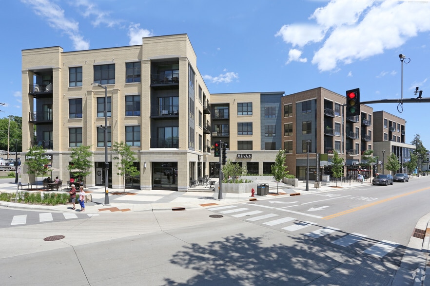 7400 W State St, Wauwatosa, WI à louer - Photo du bâtiment - Image 3 de 6
