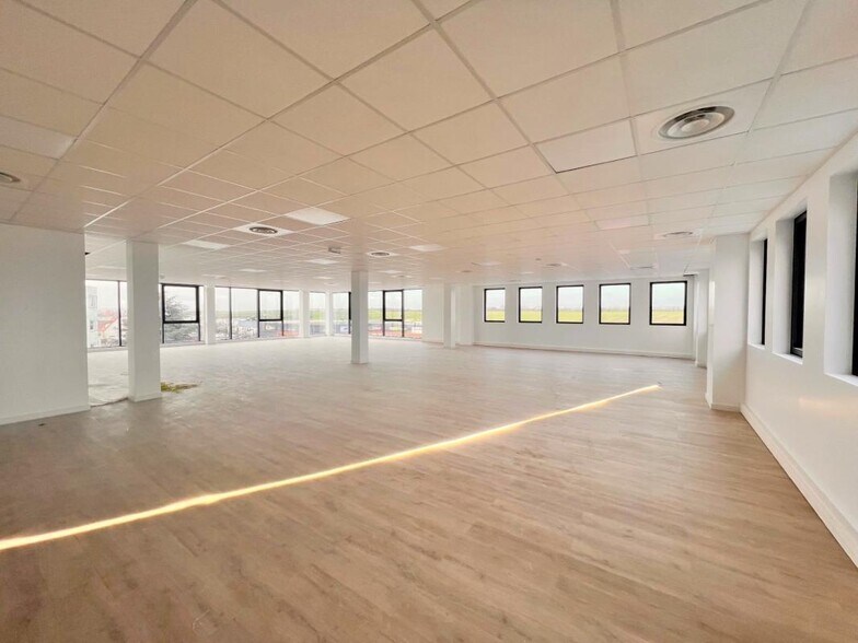 10 Rue Des Frères Lumière, Plaisir à louer - Photo intérieure - Image 2 de 5