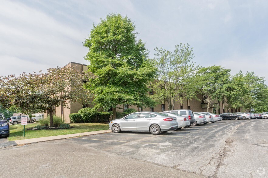 2110-2130 E Aurora Rd, Twinsburg, OH à vendre - Photo principale - Image 1 de 15