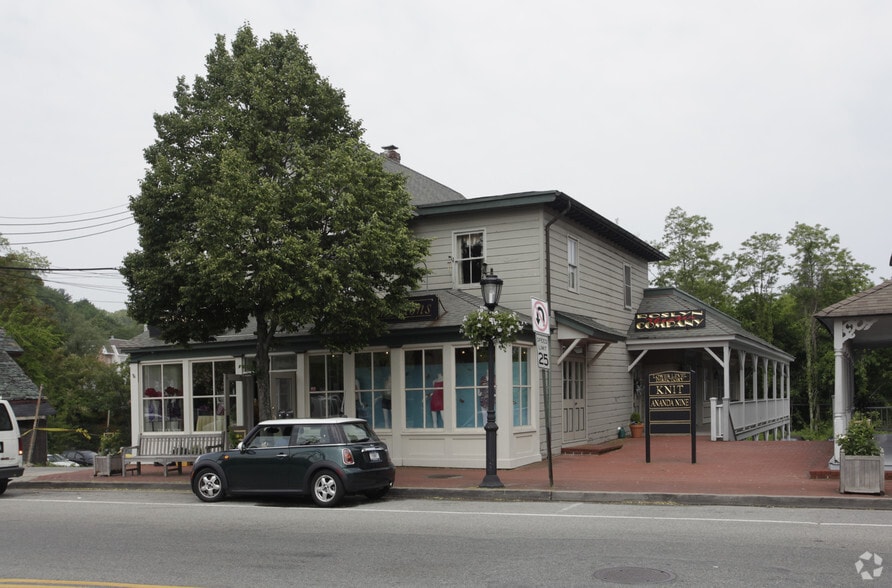 1353 Old Northern Blvd, Roslyn, NY for sale - Building Photo - Image 3 of 8