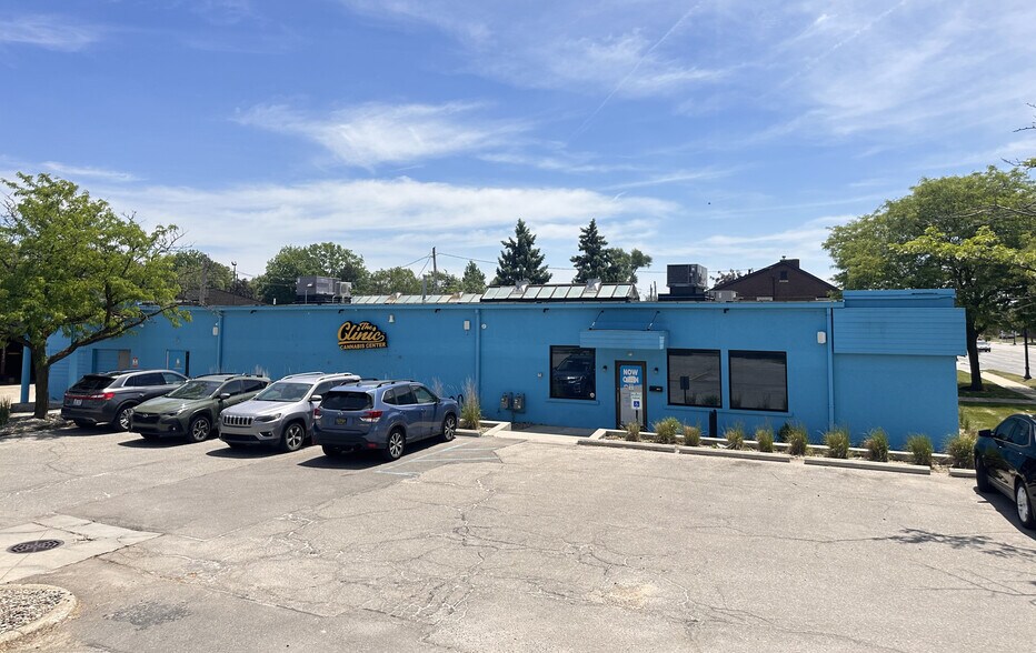 2460 W Stadium Blvd, Ann Arbor, MI à louer - Photo principale - Image 1 de 3