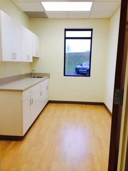 110 Corporate Dr, Johnson City, TN for lease - Building Photo - Image 3 of 69