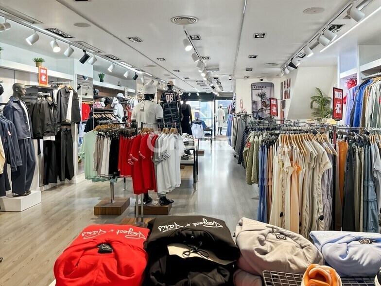 Retail in Marseille for lease - Interior Photo - Image 3 of 6