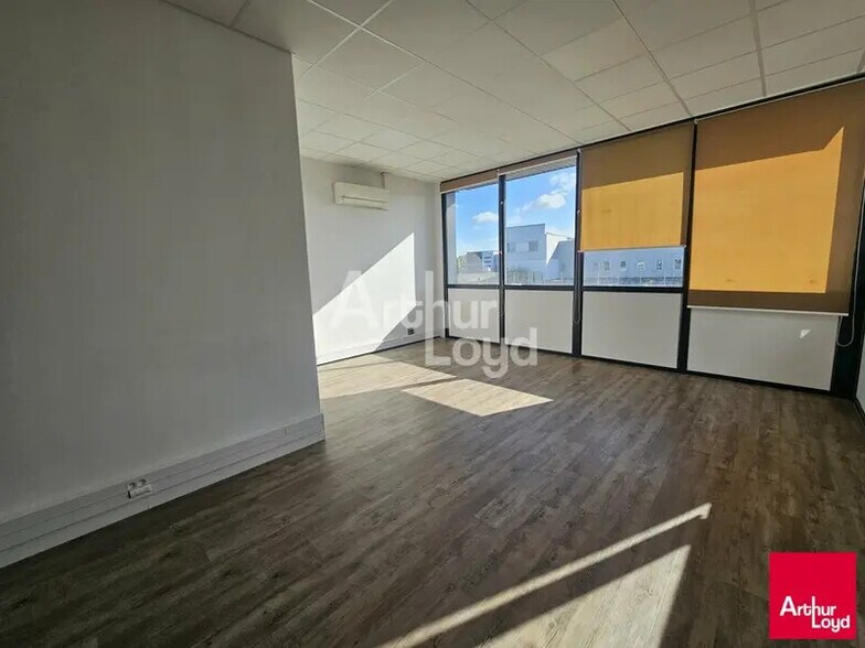 Bureau dans SAINT-BARTHELEMY-D'ANJOU à louer - Photo intérieure - Image 2 de 4