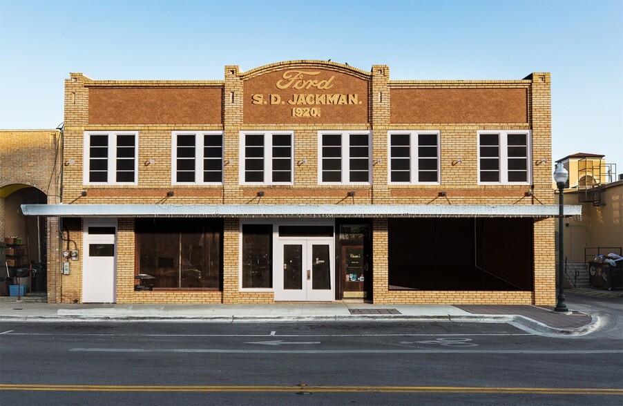 211-215 E Hutchison St, San Marcos, TX for lease - Building Photo - Image 2 of 26