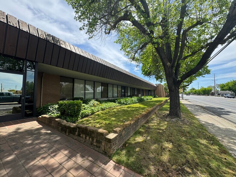 2020 Coffee Rd, Modesto, CA à vendre - Photo du bâtiment - Image 2 de 10