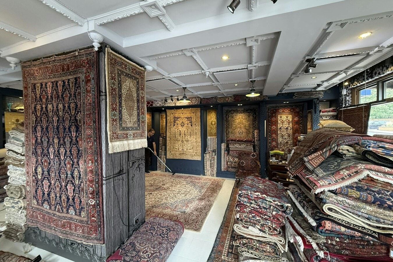 130 Oatlands Dr, Weybridge, SRY KT13 9ET - Unit Ground -  - Interior Photo - Image 1 of 2