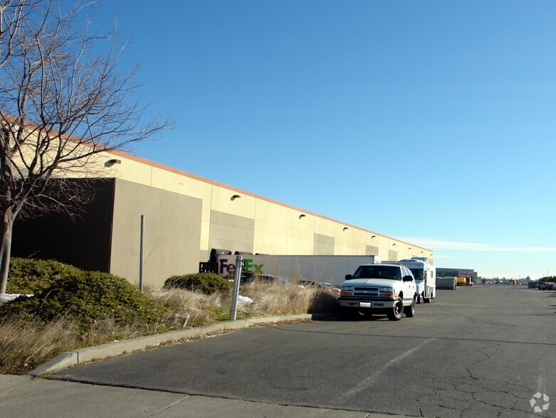 1050 Aviator Dr, Vacaville, CA à louer - Photo du bâtiment - Image 3 de 3
