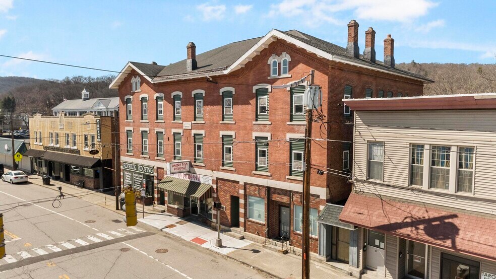 66 Main St, Thomaston, CT à louer - Photo du bâtiment - Image 2 de 6
