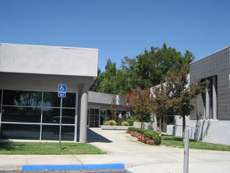 6001 Truxtun Ave, Bakersfield, CA à louer - Photo du bâtiment - Image 3 de 26