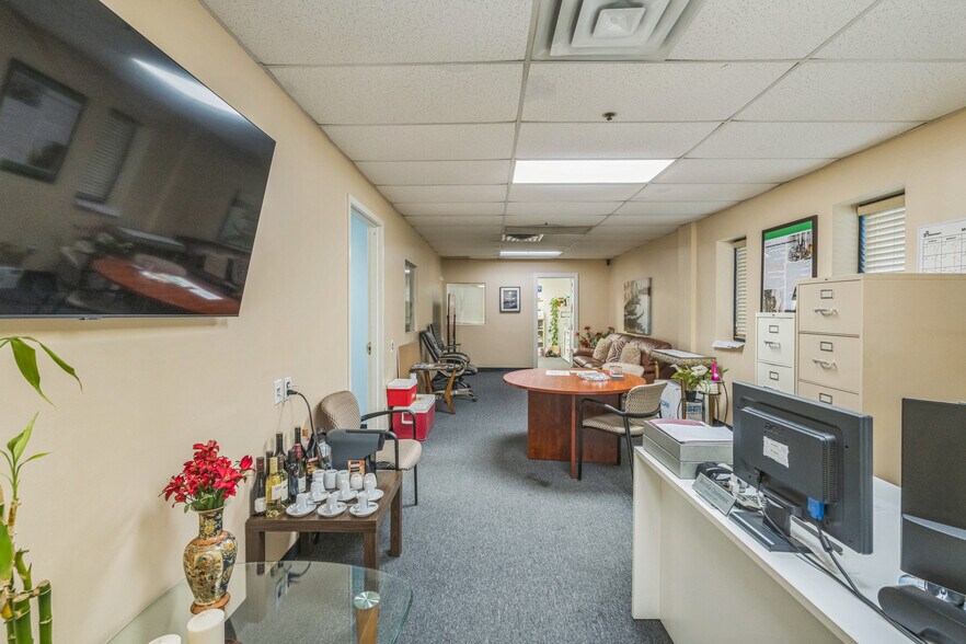 175 Commerce Dr, Hauppauge, NY à louer - Photo du bâtiment - Image 3 de 10
