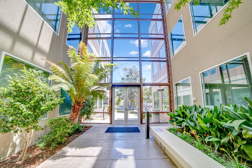 111 Deerwood Rd, San Ramon, CA à louer - Photo du bâtiment - Image 2 de 19