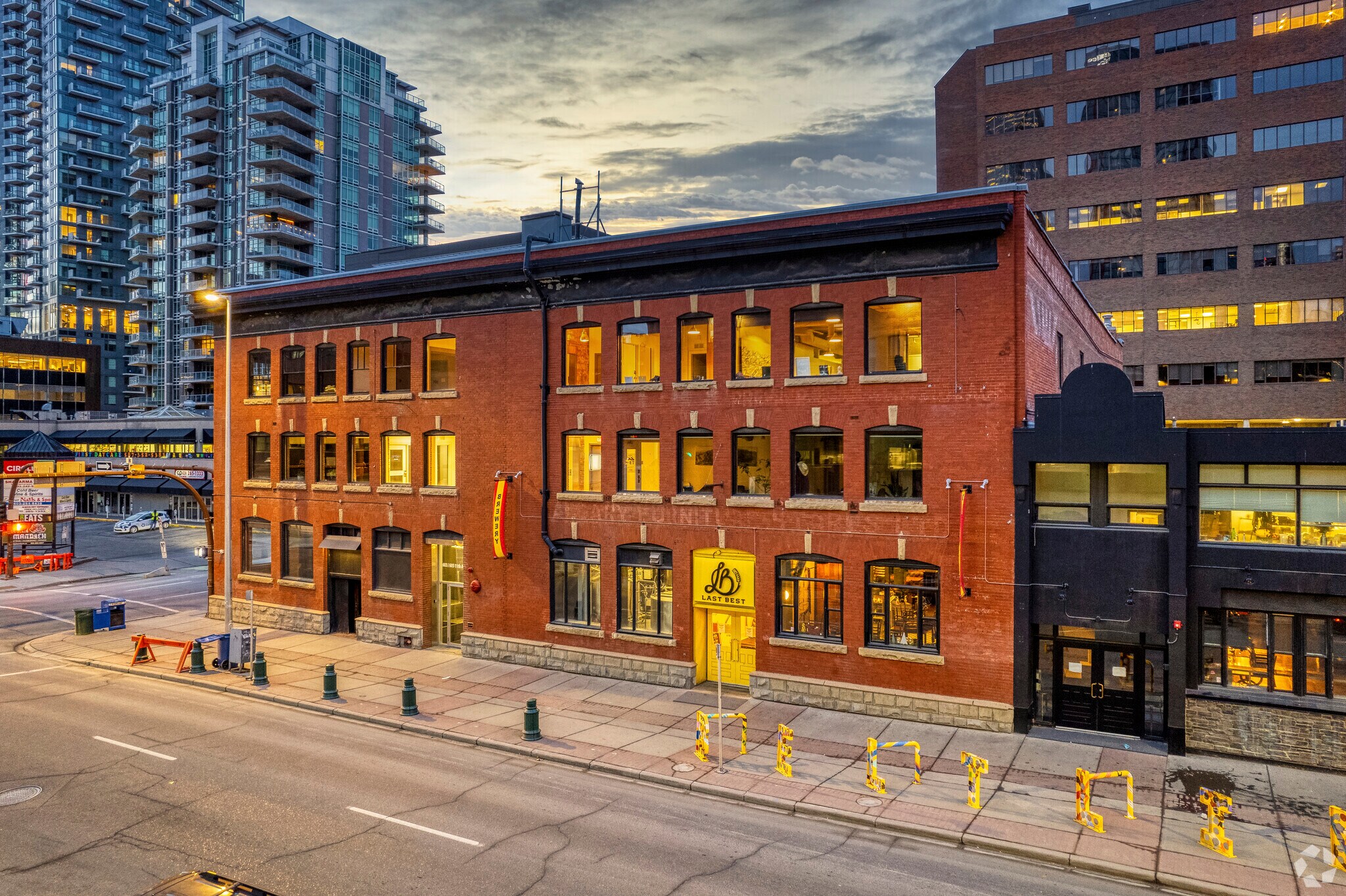 605 11 Ave SW, Calgary, AB à louer Photo du bâtiment- Image 1 de 9