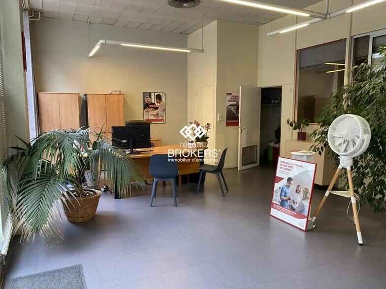 Retail in Grenoble for sale - Interior Photo - Image 1 of 7