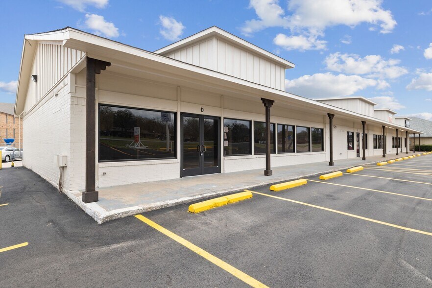 520 N Broadway St, Joshua, TX à louer - Photo du bâtiment - Image 1 de 8