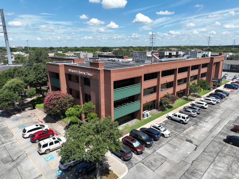 2455 NE Loop 410, San Antonio, TX à louer - Photo du bâtiment - Image 2 de 8