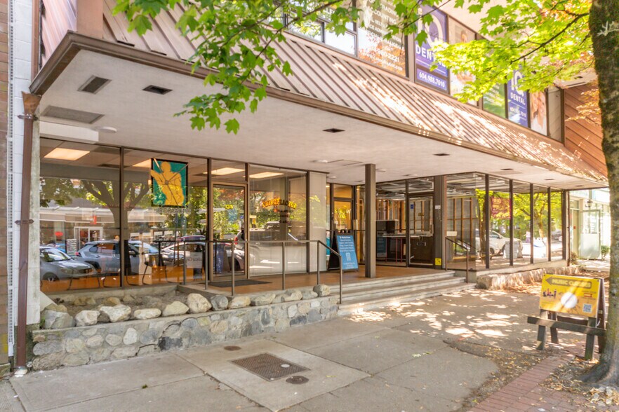 132 14th St E, North Vancouver, BC à vendre - Photo du bâtiment - Image 2 de 3