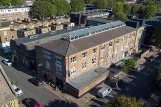 9-15 Elthorne Rd, Londres à louer Photo du bâtiment- Image 1 de 6