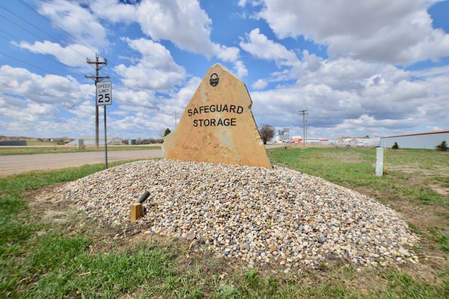 677 Livestock Ln, Dickinson, ND à vendre - Photo du bâtiment - Image 1 de 1