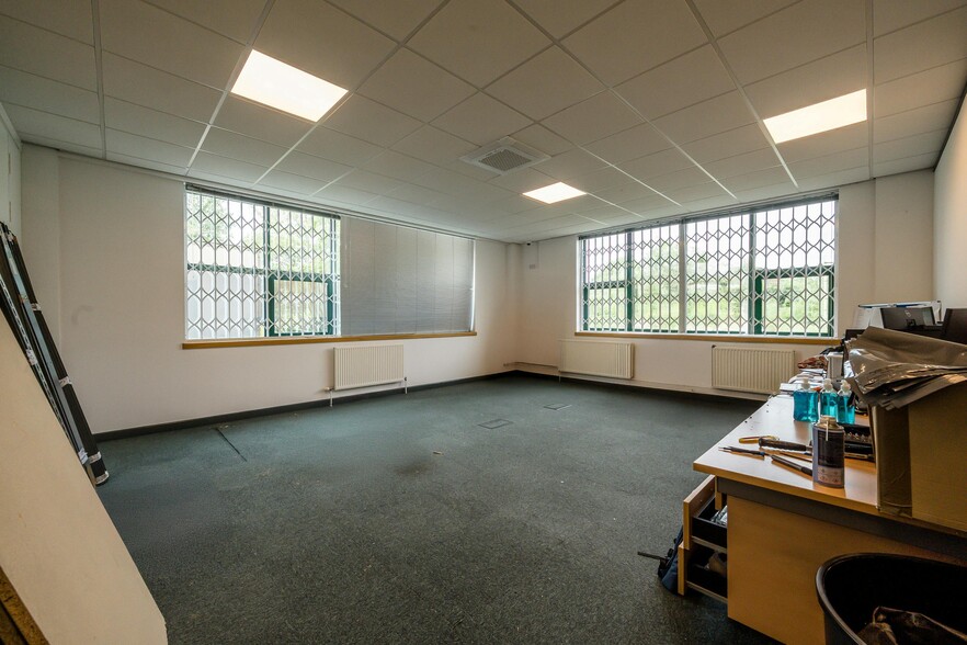 750-790 Mandarin Ct, Warrington for lease - Building Photo - Image 2 of 8