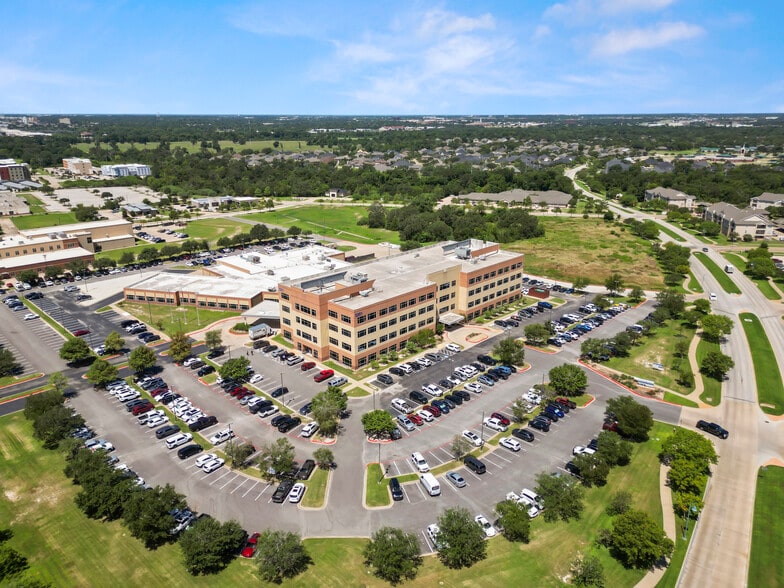 3201 University Dr E, Bryan, TX for lease - Building Photo - Image 2 of 19