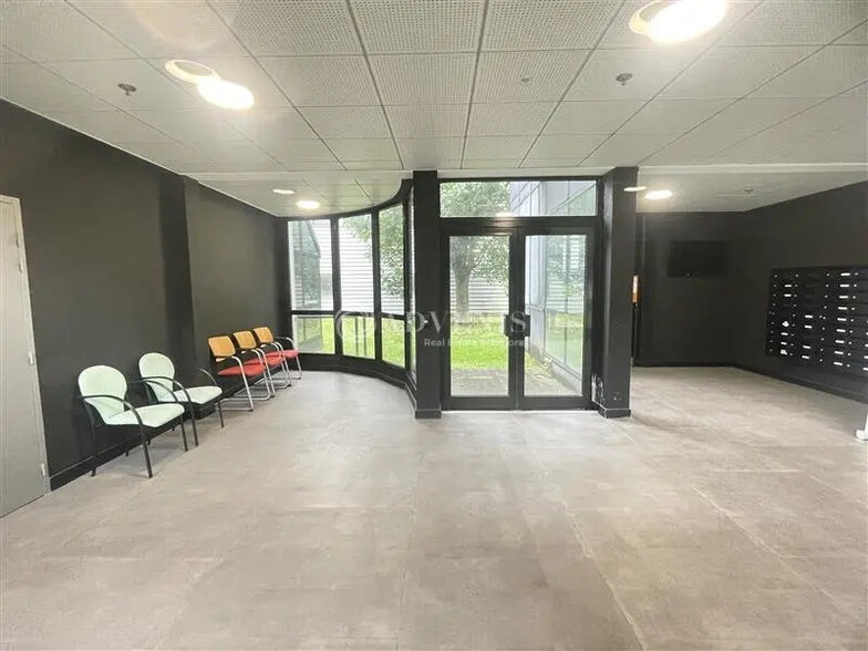 Office in Tremblay-en-France for lease - Building Photo - Image 3 of 9