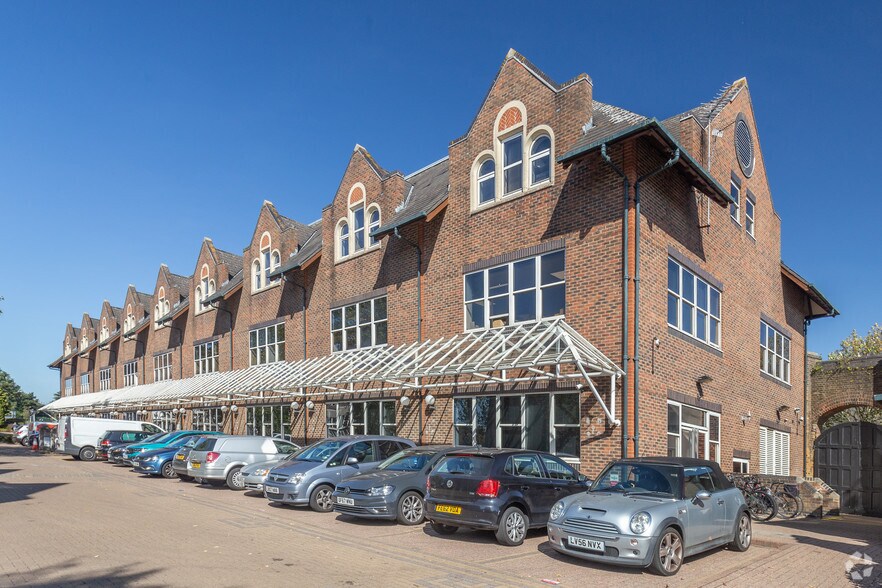 Victoria Sq, St Albans à louer - Photo du bâtiment - Image 1 de 11