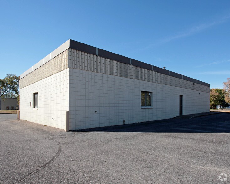 105 NW Old Highway 8 NW, Saint Paul, MN à louer - Photo du bâtiment - Image 2 de 4