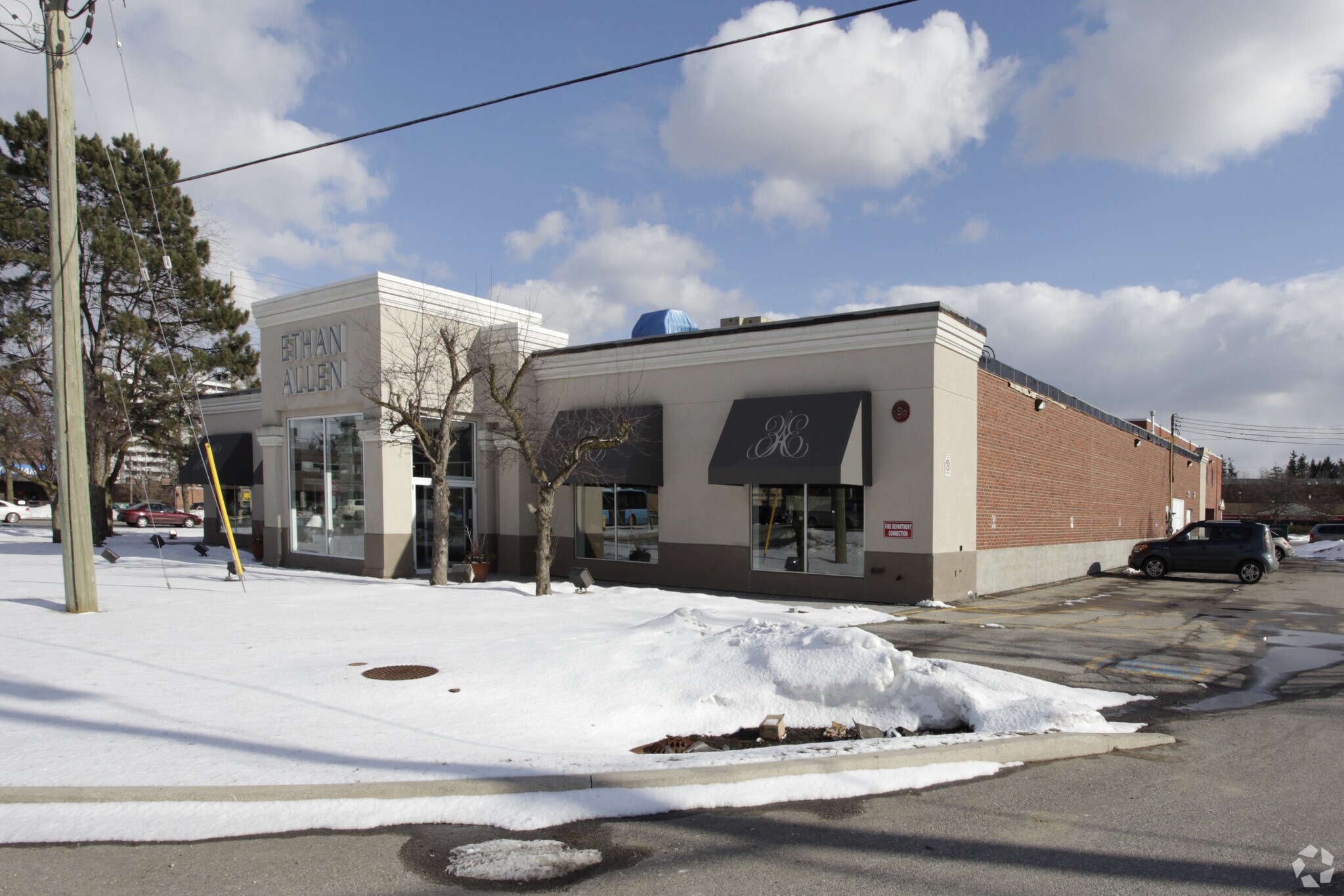 8108 & 8134 Yonge Street in Vaughan portefeuille de 2 propriétés à vendre sur LoopNet.ca Photo principale- Image 1 de 3