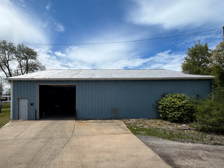 100 N Roeske Ave, Trail Creek, IN à vendre - Photo du bâtiment - Image 3 de 10