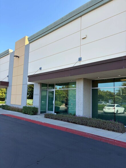 1227 Flynn Rd, Camarillo, CA à vendre - Photo du bâtiment - Image 2 de 3