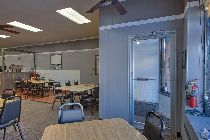 118 Main St S, Cambridge, MN à vendre - Photo du bâtiment - Image 3 de 29