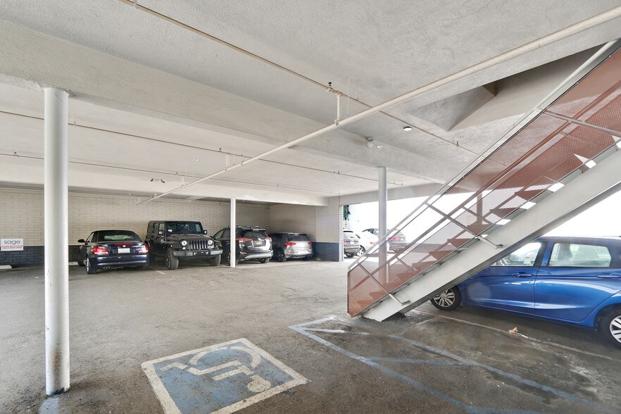 215 S La Cienega Blvd, Beverly Hills, CA à louer - Photo du bâtiment - Image 2 de 8