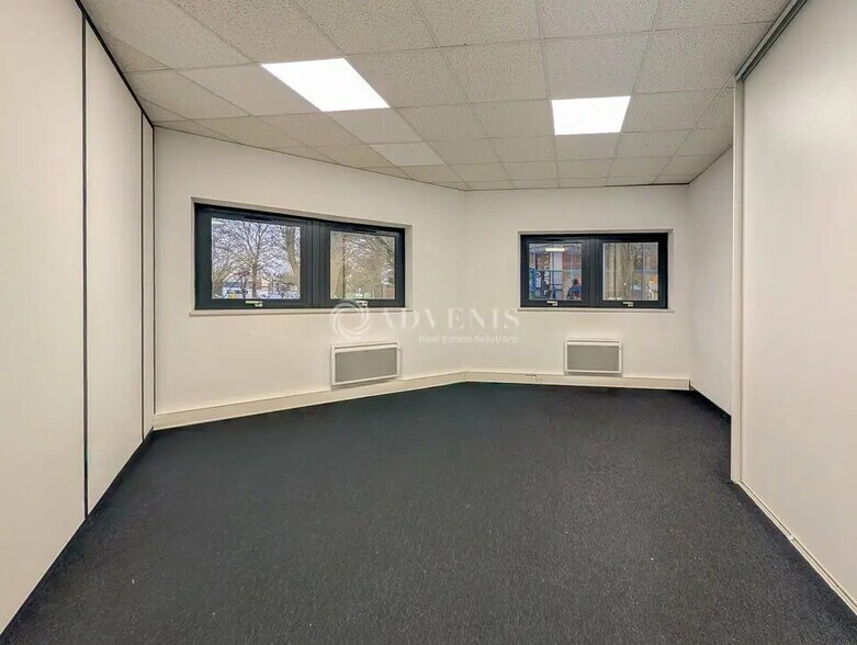 Office in Saint-Grégoire for lease - Building Photo - Image 2 of 10