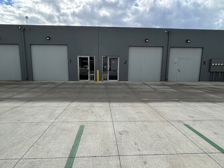 15601 Producer Ln, Huntington Beach, CA à louer - Photo du bâtiment - Image 2 de 8