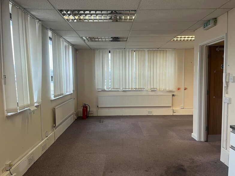 Gatehouse Clos, Aylesbury for lease - Building Photo - Image 3 of 10