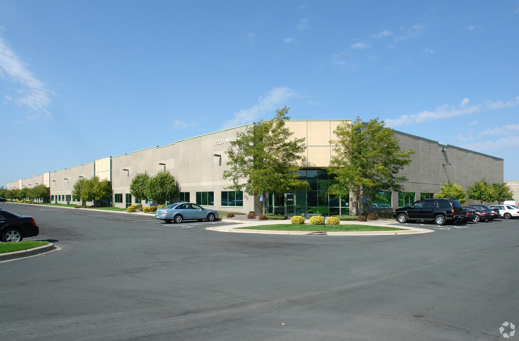 17200 Medina Rd, Plymouth, MN à louer Photo du bâtiment- Image 1 de 5