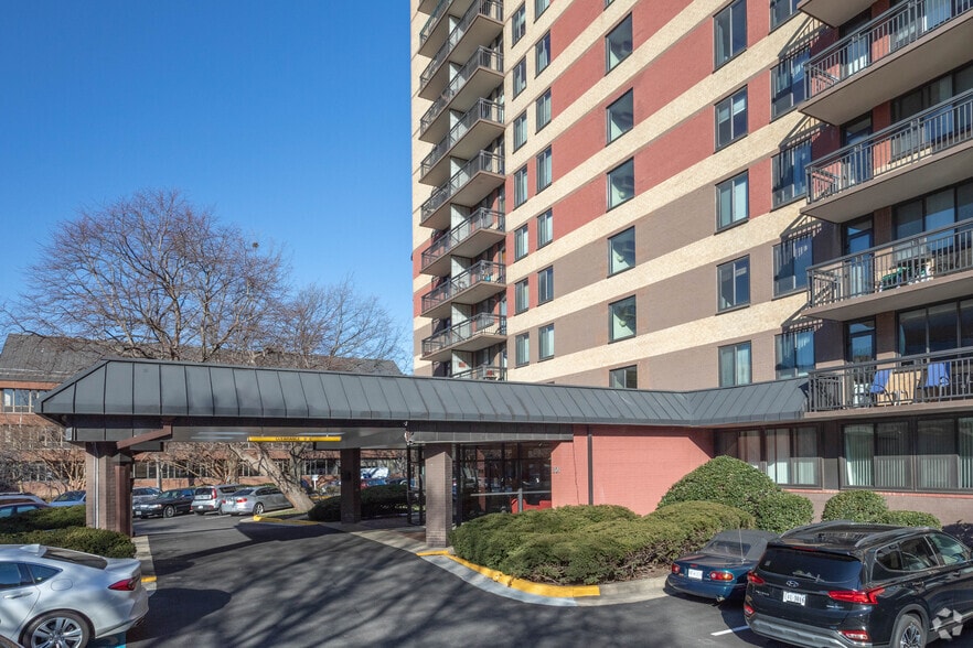 801 N Pitt St, Alexandria, VA for lease - Building Photo - Image 2 of 9