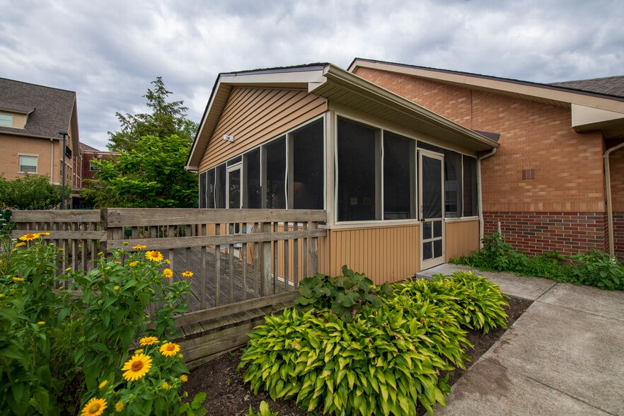 8315 Detroit Ave, Cleveland, OH for sale - Primary Photo - Image 1 of 7