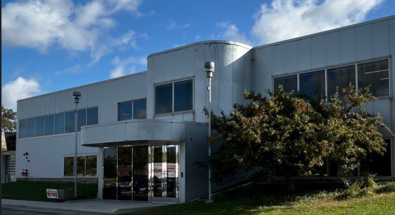 555 Pond Dr, Wood Dale, IL for lease - Building Photo - Image 1 of 6