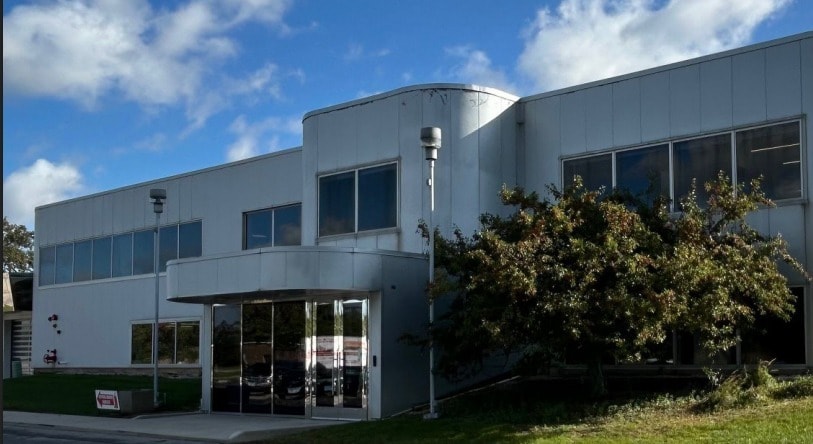 555 Pond Dr, Wood Dale, IL for lease Building Photo- Image 1 of 7